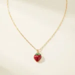 Collier Fraise Doré pour Femme - accessoires inclus et fonctionnalités