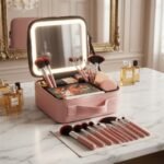 Valise cosmétique fermée avec poignée ergonomique et fermoirs de transport renforcés