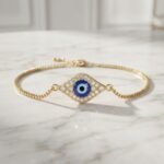 Bracelet Femme Doré avec Œil Bleu Protecteur - prise en main et utilisation pratique
