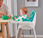 Chaise haute bébé blanche moderne avec plateau repas amovible et harnais