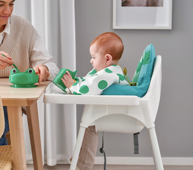 Chaise haute bébé blanche moderne avec plateau repas amovible et harnais