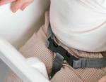 Vue d'ensemble de la chaise haute bébé avec pieds stables antidérapants