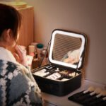 Valise de maquillage avec miroir LED tactile et compartiments modulables