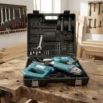 Mallette de transport antichoc ouverte avec perceuse, scie électrique et chargeur