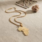 Collier Pendentif Carte d'Afrique Gravée en Acier Inoxydable Doré - vue principale et présentation du produit